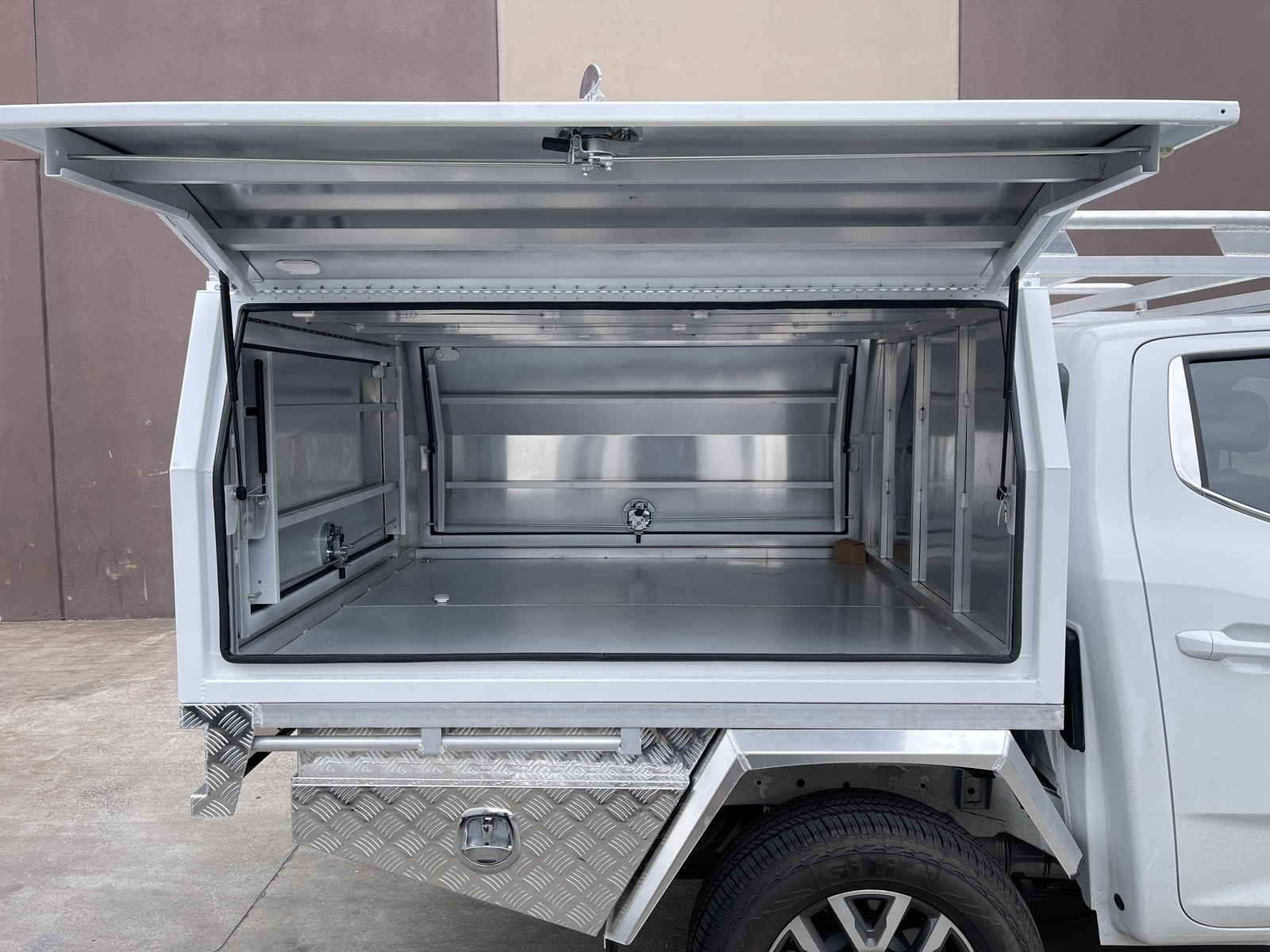 Dual cab clearance tool box